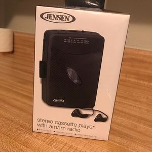 Jensen stereo cassette player with am/fm radio